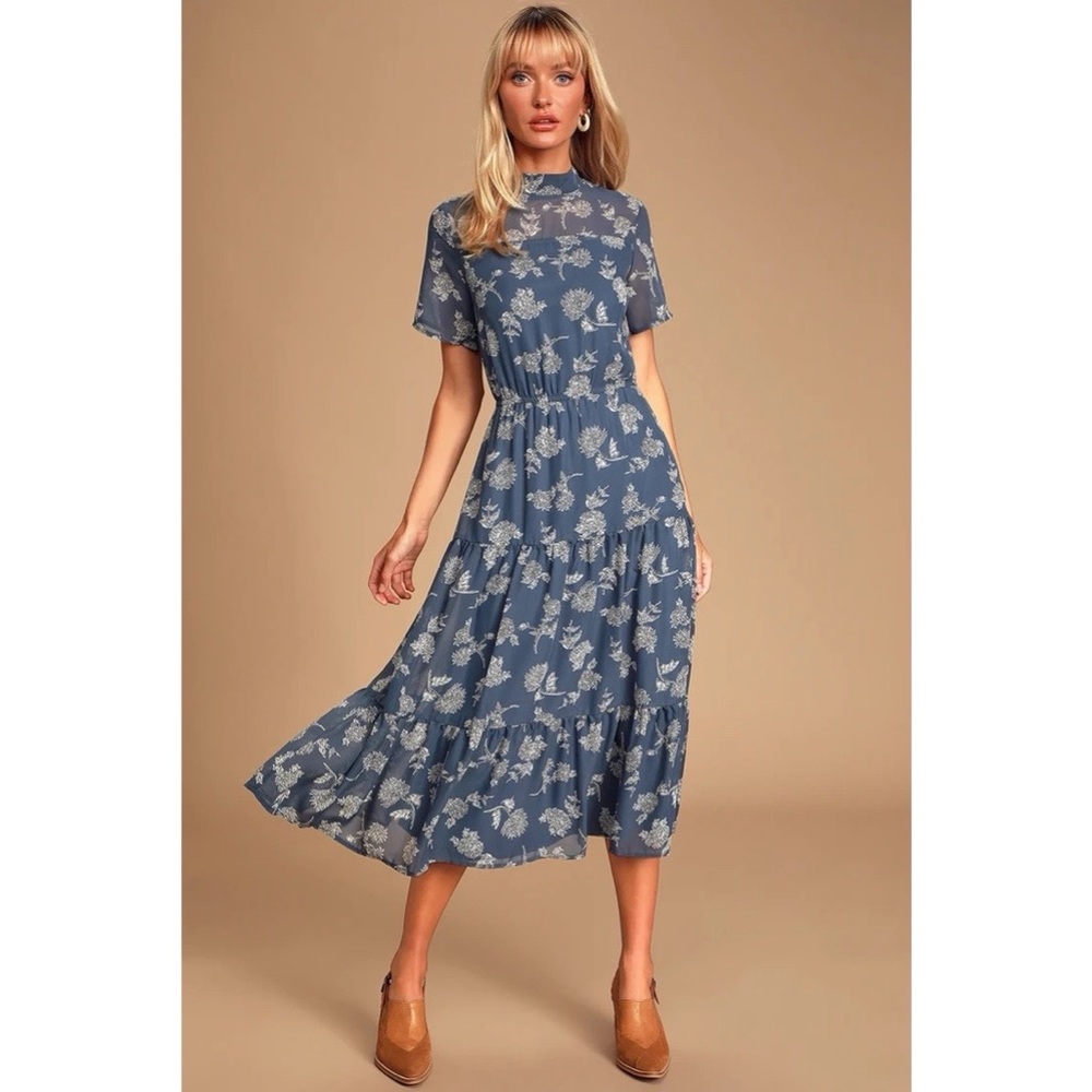 Lulu’s dusty blue floral midi dress short sleeve